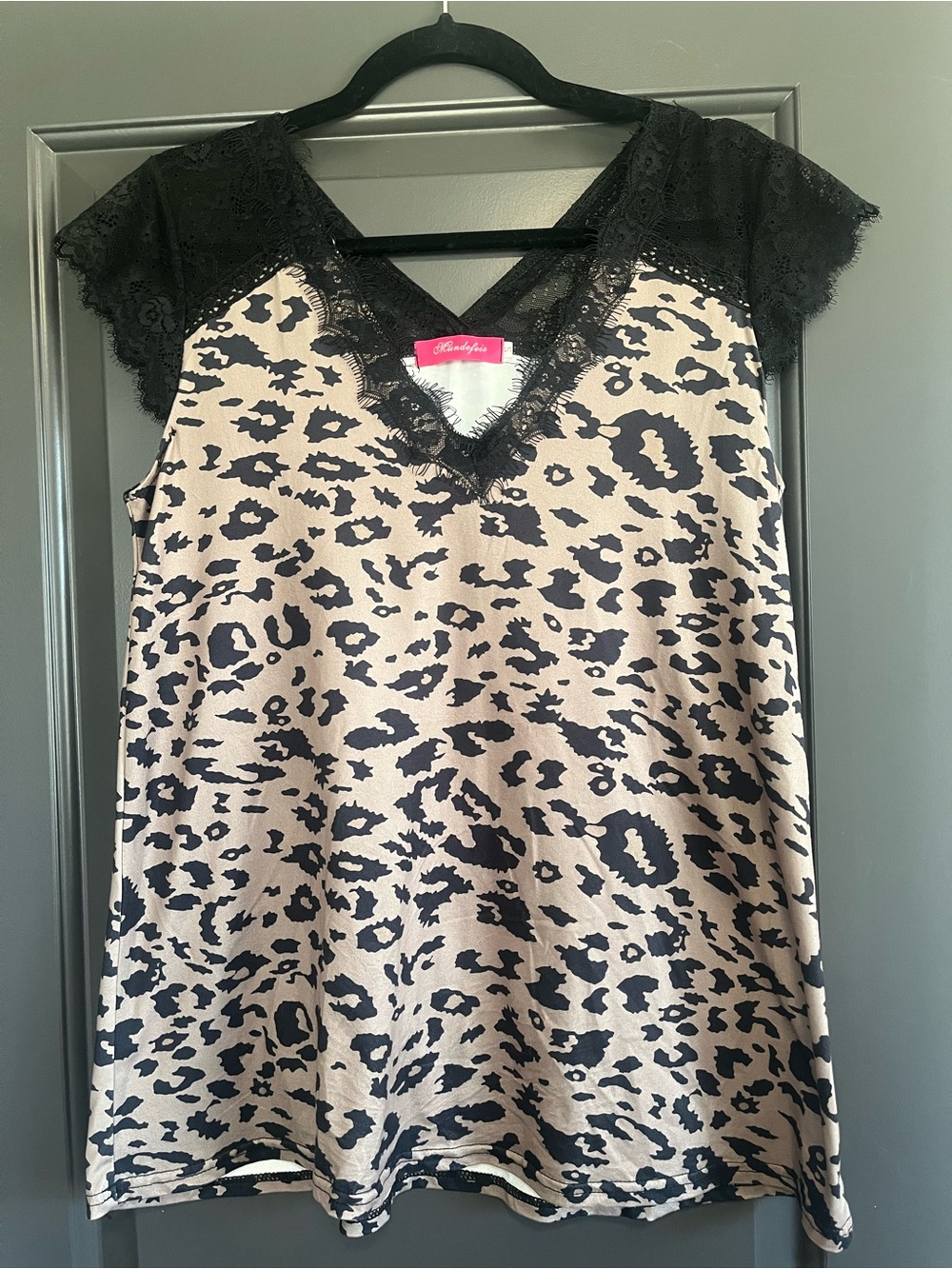 Mundefeis Leopard Print Lace Trim V-Neck Top Size Small Like New Super Soft